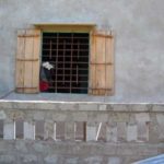 Ném mìn vào nhà em họ để trả thù